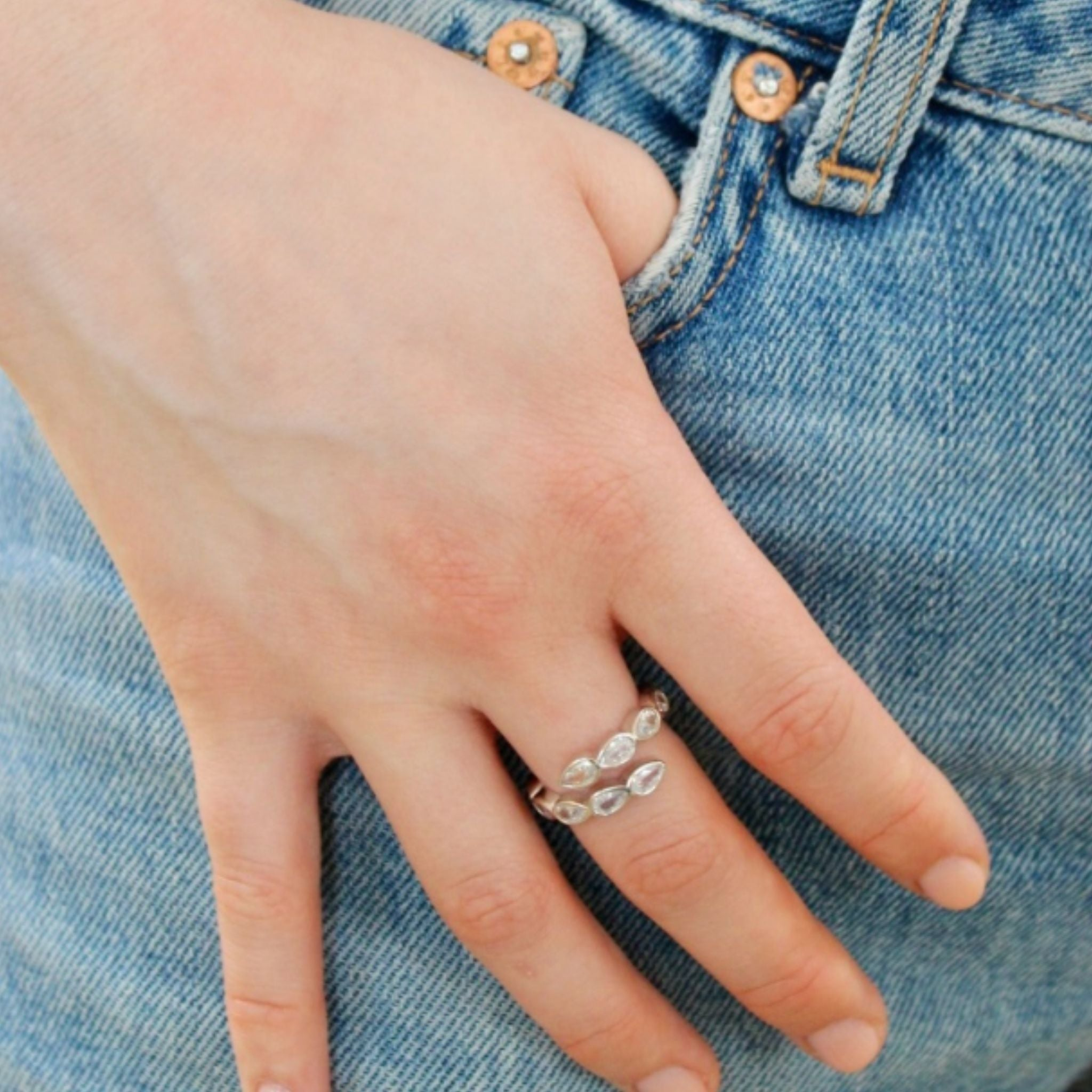 Main portant une bague ajustable MAUD Silver en argent rhodié Luxlab Collection