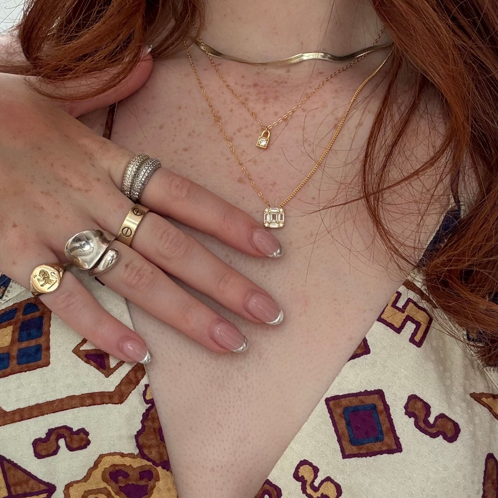 Zoom sur le cou d'une femme qui porte des colliers Luxlab Collection