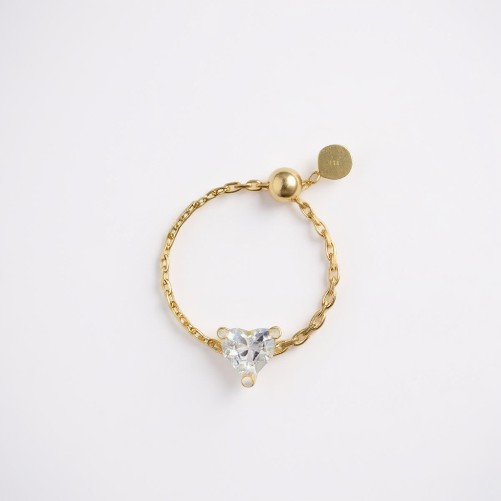 
Bague Sweetheart White — zircone cœur blanche sur chaîne dorée en argent 925 plaqué or 18k. Ajustable, waterproof, hypoallergénique. Symbole d'amour accessible.
