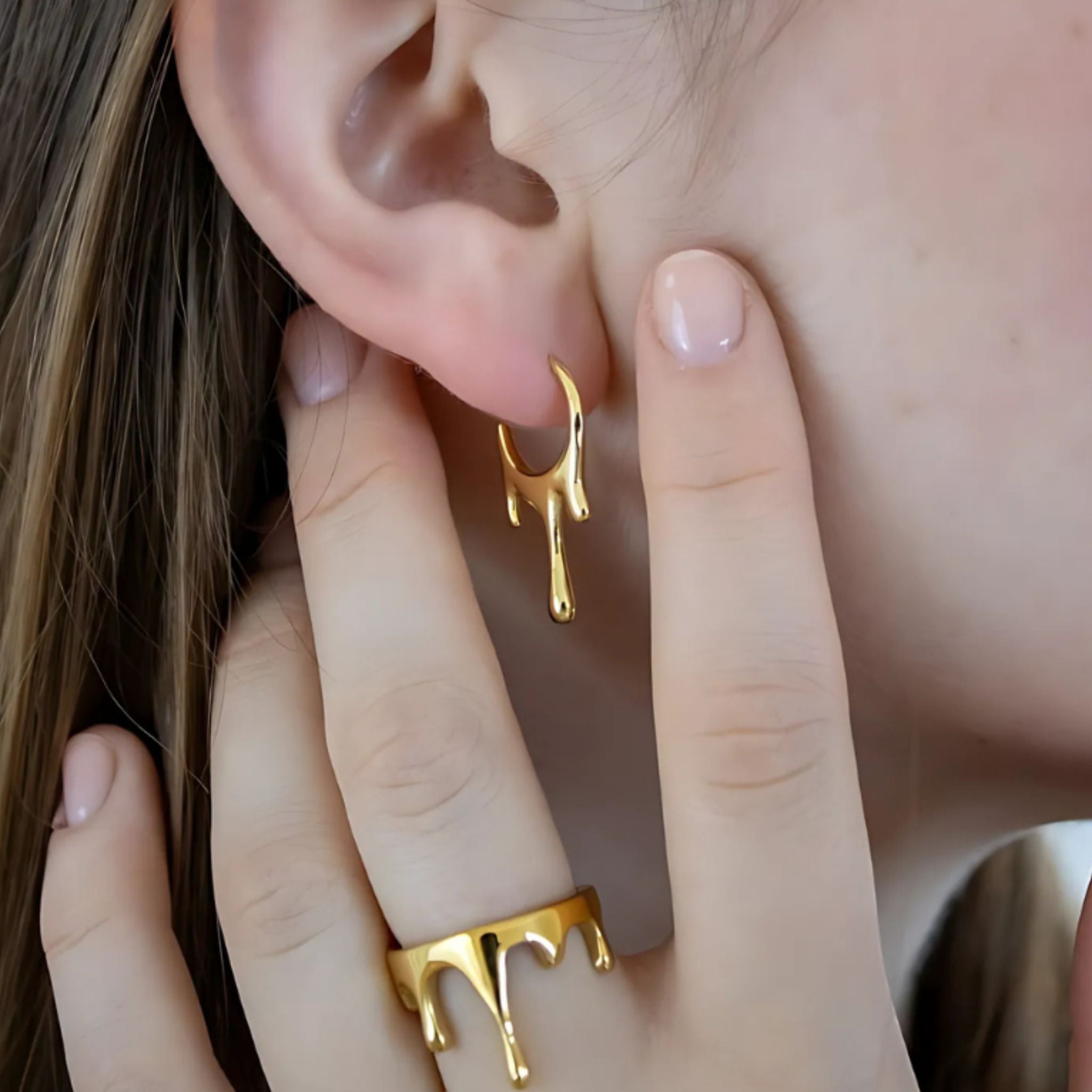 Bague DRIP en acier inoxydable plaqué or 18K de Luxlab Collection portée, affirmant un style audacieux et résistant à l'eau.