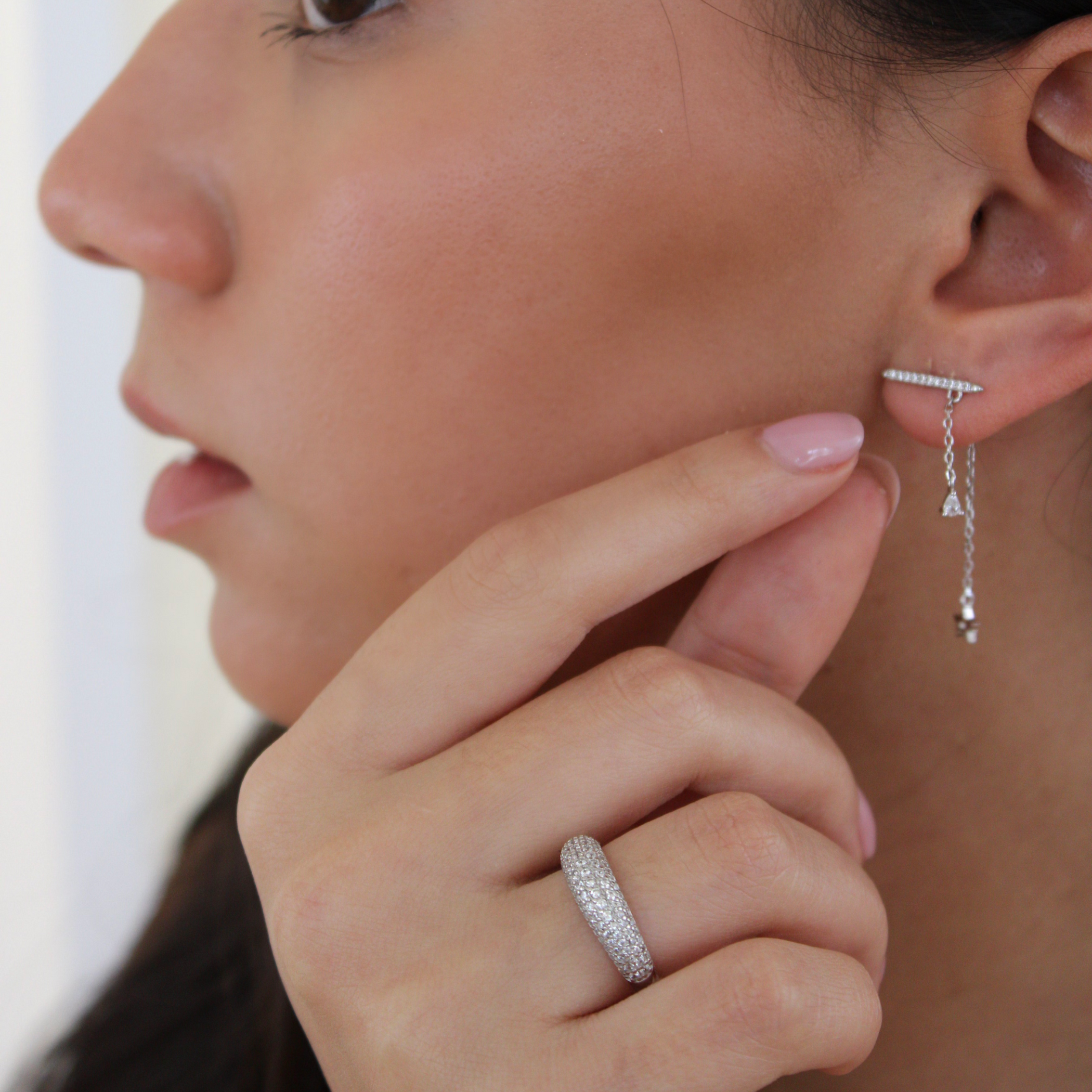 Bague HALO Silver argent rhodié portée, offrant un éclat glacé moderne et maîtrisé.