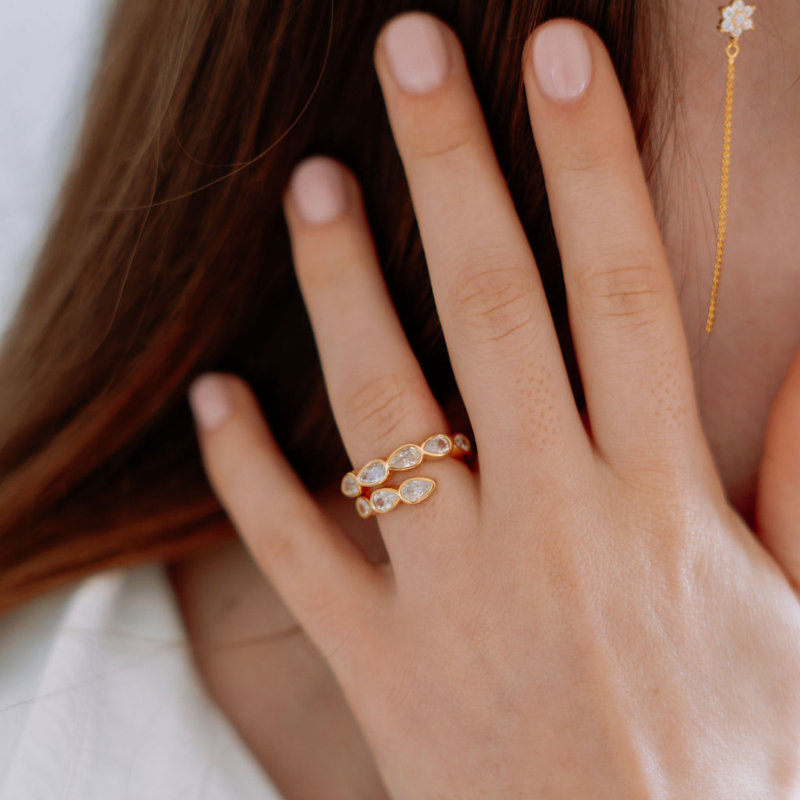 Bague  ajustable MAUD Gold plaquée or de Luxlab Collection portée, bijou luxueux et travaillé pour un éclat fin au quotidien