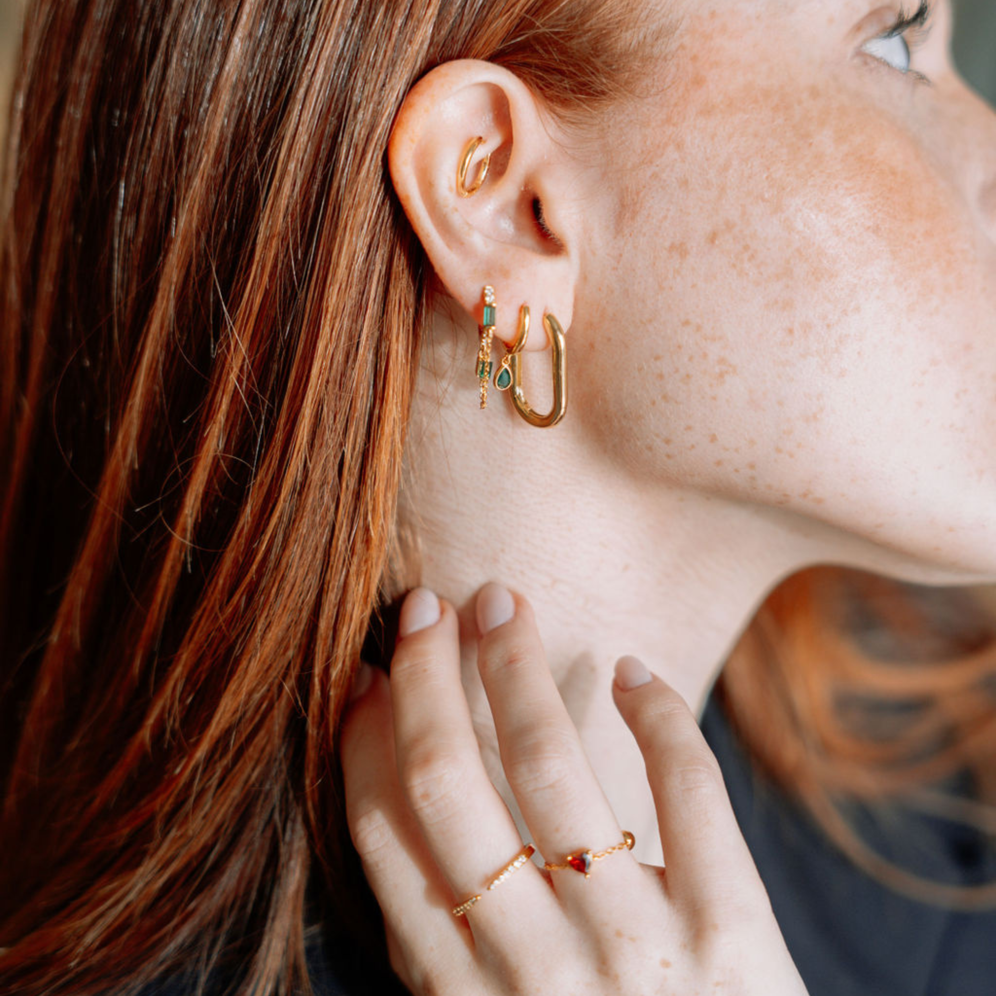 Bague de promesse SWEETHEART RED Luxlab Collection - petit prix Luxlab Collection- vue portée avec bague Eden et composition d'oreille Hailey gold, Palma, Venus 