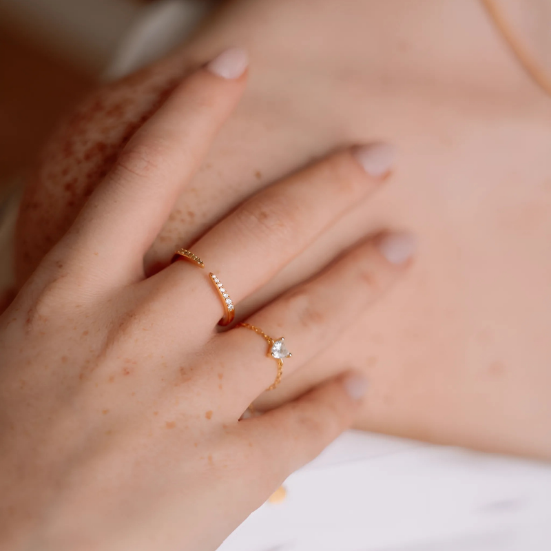Bague de promesse SWEETHEART WHITE plaquée or portée, cœur blanc scintillant, symbole d'un amour naissant.