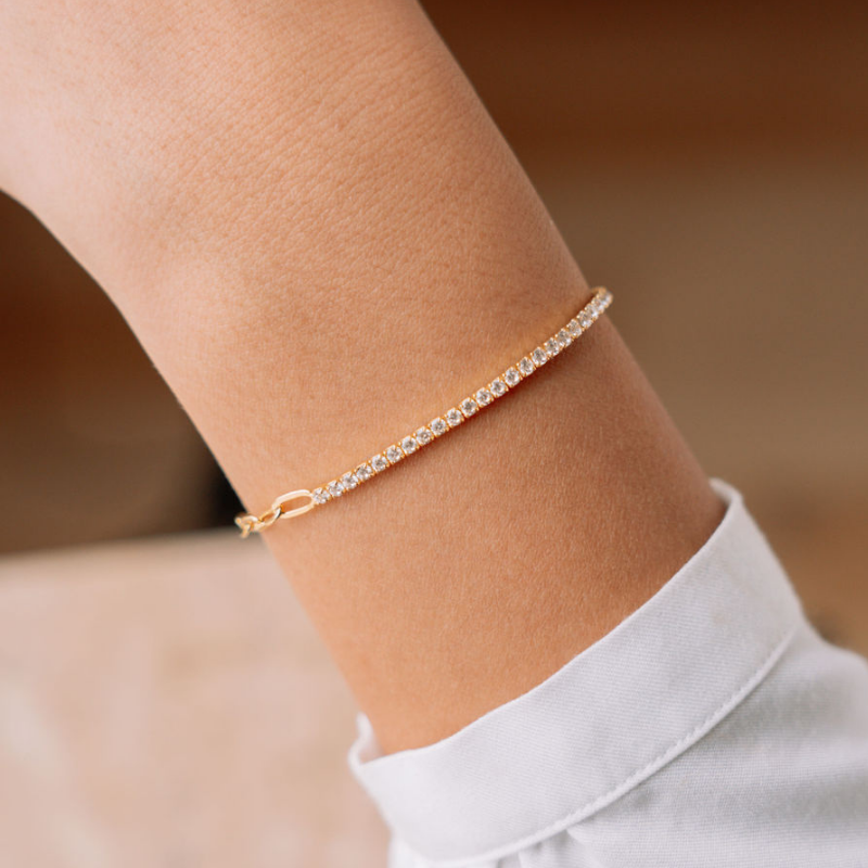 Bracelet LUXE DREAM TENNIS Gold plaqué or et zircones cubiques  - vue porté  de près 