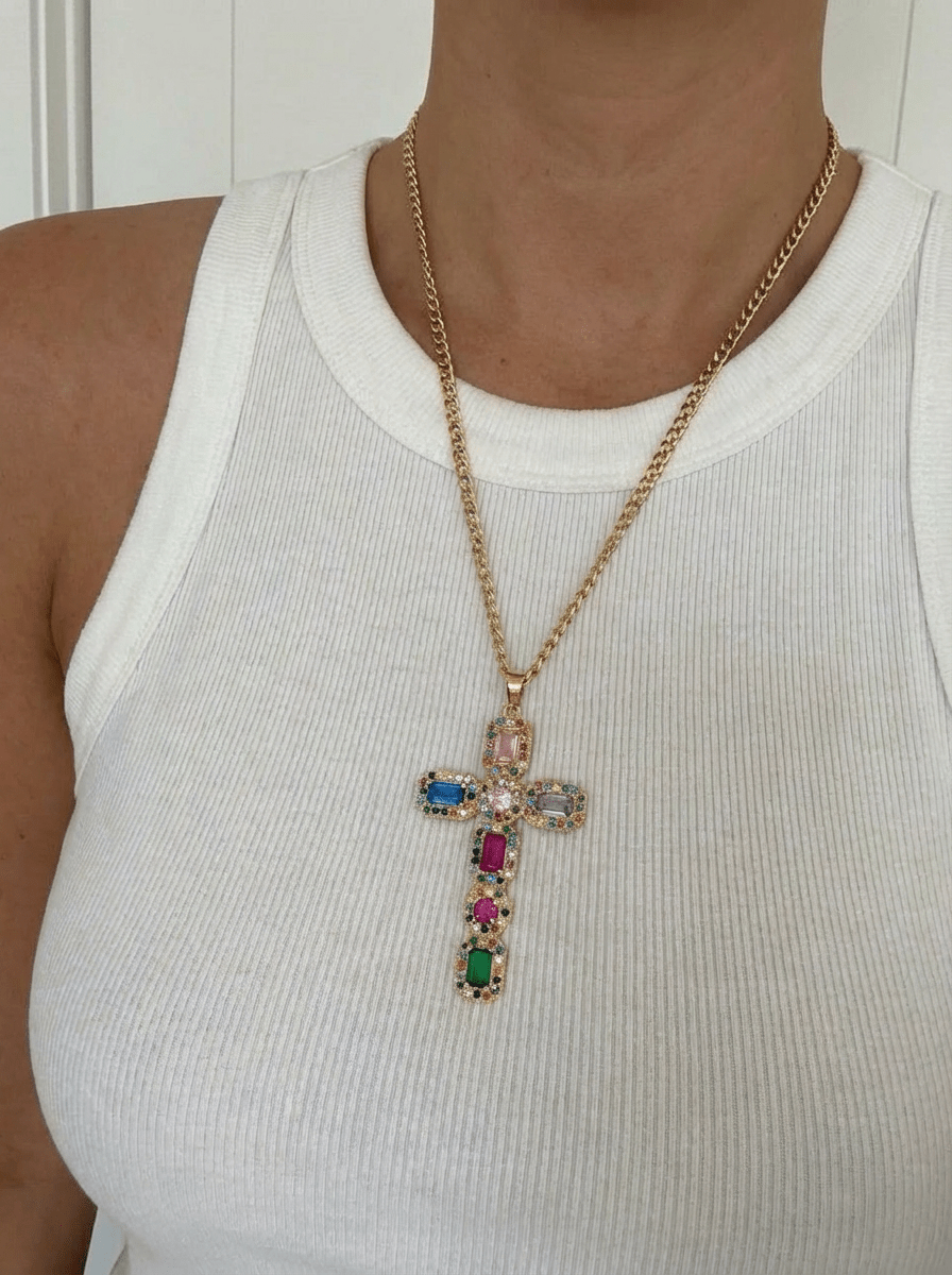 Collier Divine Energy — croix pavée zircons multicolores en acier PVD or 18k. 41x24mm, 14,5g, waterproof, hypoallergénique. Statement audacieux et assumé.