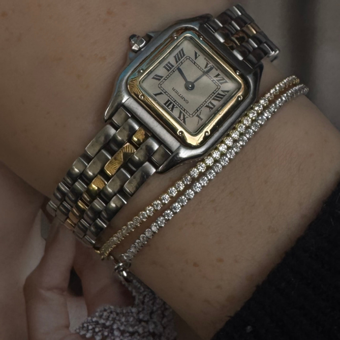 poignet montrant les bracelets Luxe dream tennis en version argent rhodié et argent plaqué or portés avec une montre de luxe 