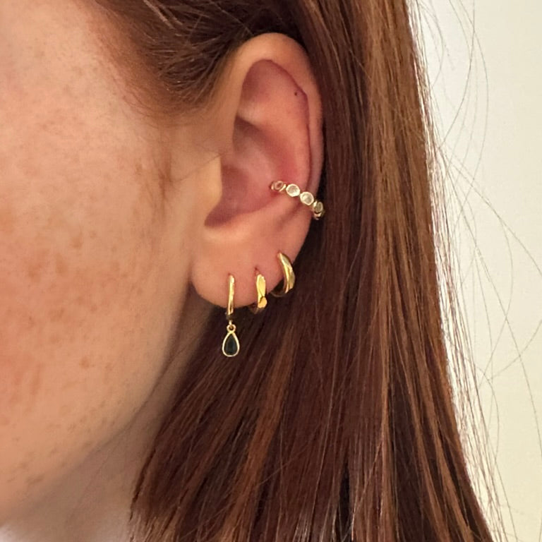 Ear cuff SPARKLE Gold plaqué or porté, offrant un éclat lumineux et un maintien optimal sans perçagevue porrté avec les boucle d'oreilles IICON et  une boucle PALMA