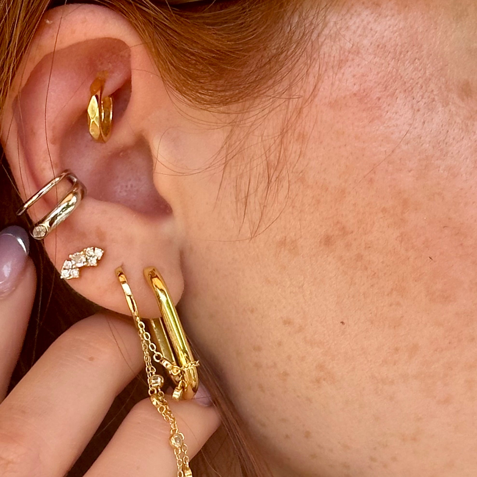 Femme qui porte un set de 5 boucles d'oreilles Luxlab Collection en argent plaqué or et en argent rhodié