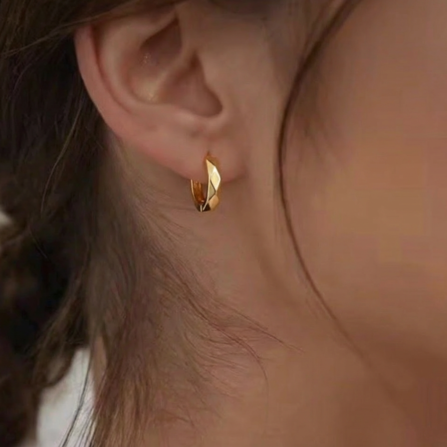 Mini créoles Icon en argent 925 plaqué or 18k — design facetté unique, diamètre 8,4mm, hypoallergéniques, résistantes à l'eau. La créole signature LuxLab.
