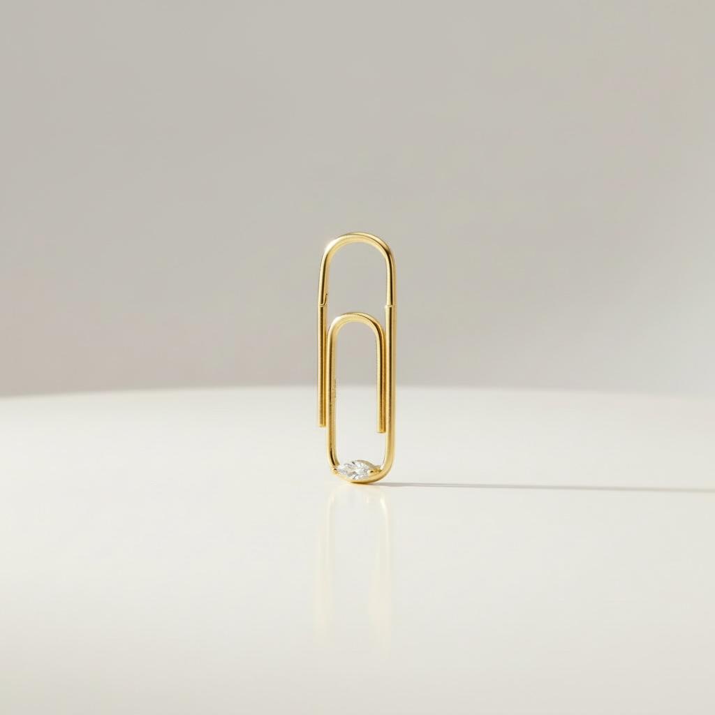 Mono boucle Iconic Clip Gold — design paperclip en argent 925 plaqué or 18k & zircon blanc. Poli miroir, hypoallergénique, résistante à l'eau. Vendue à l'unité.Photo produit Luxlab Collection