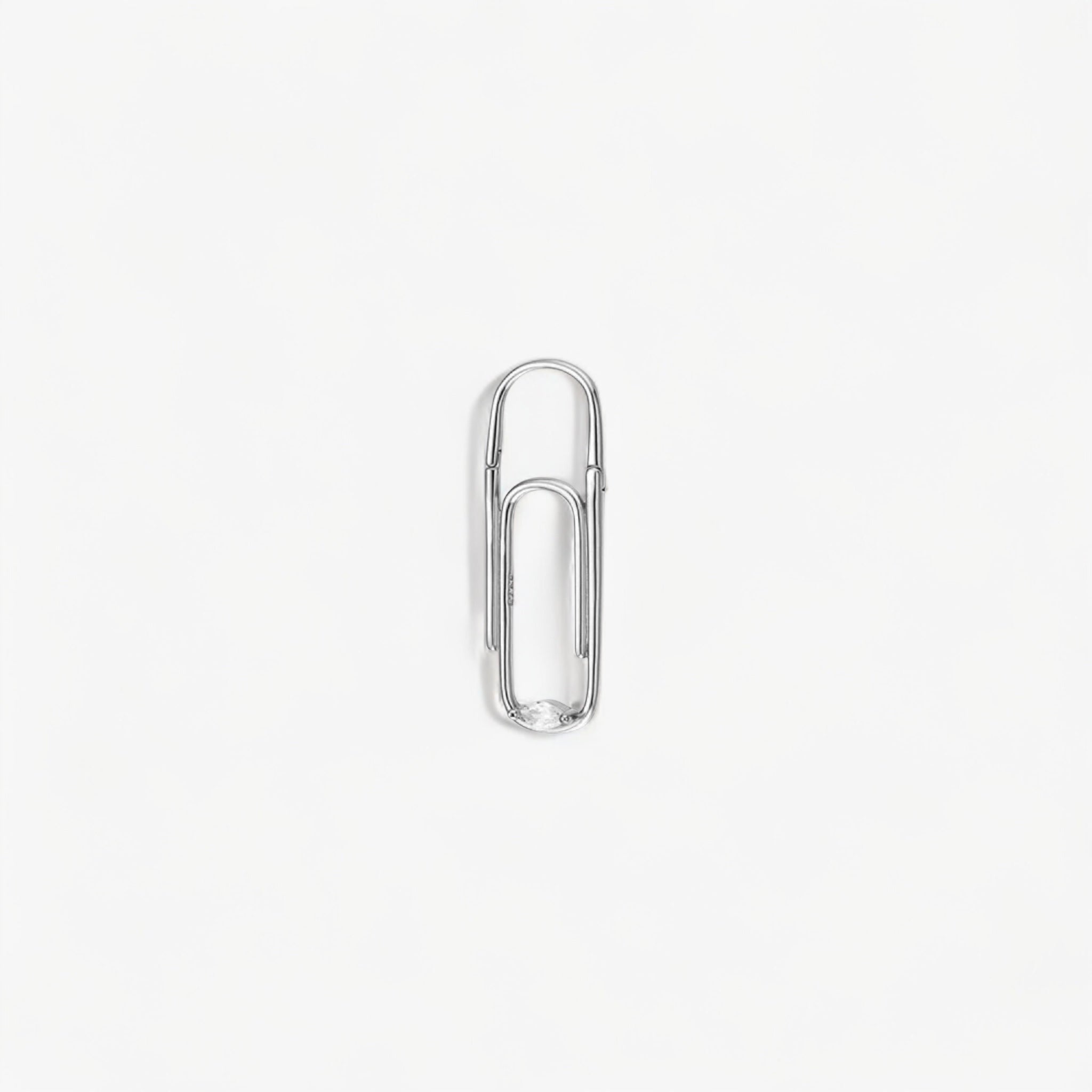 Mono-boucle ICONIC Silver Luxlab Collection en argent rhodié, inspirée du trombone, avec zircon