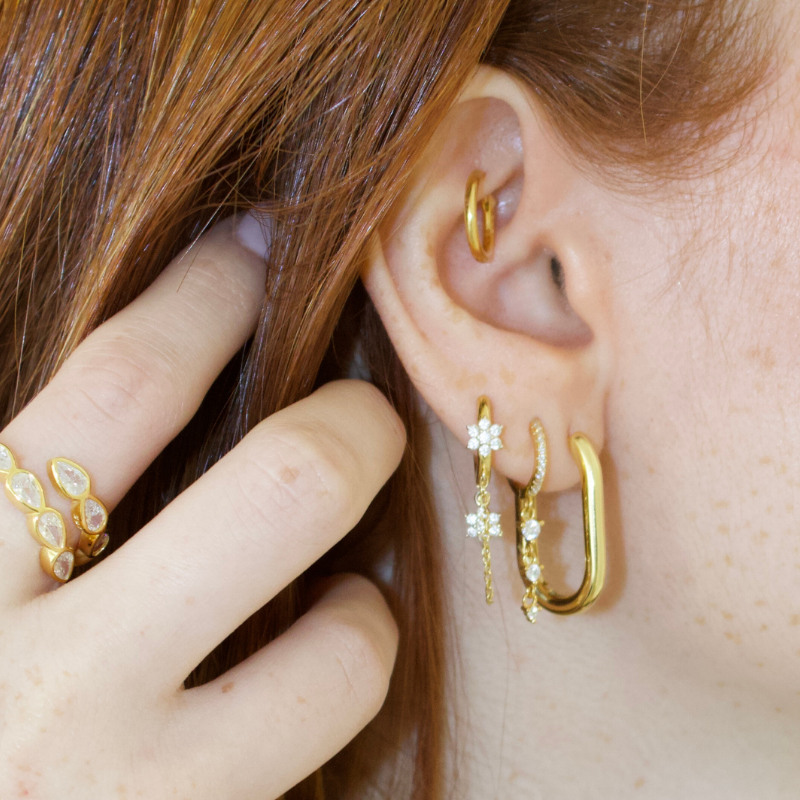 Mono boucle Iris gold en argent 925 plaqué or 18k - deux feurs scintillantes reliées par une fine chainette - zircons étincelants vue portée