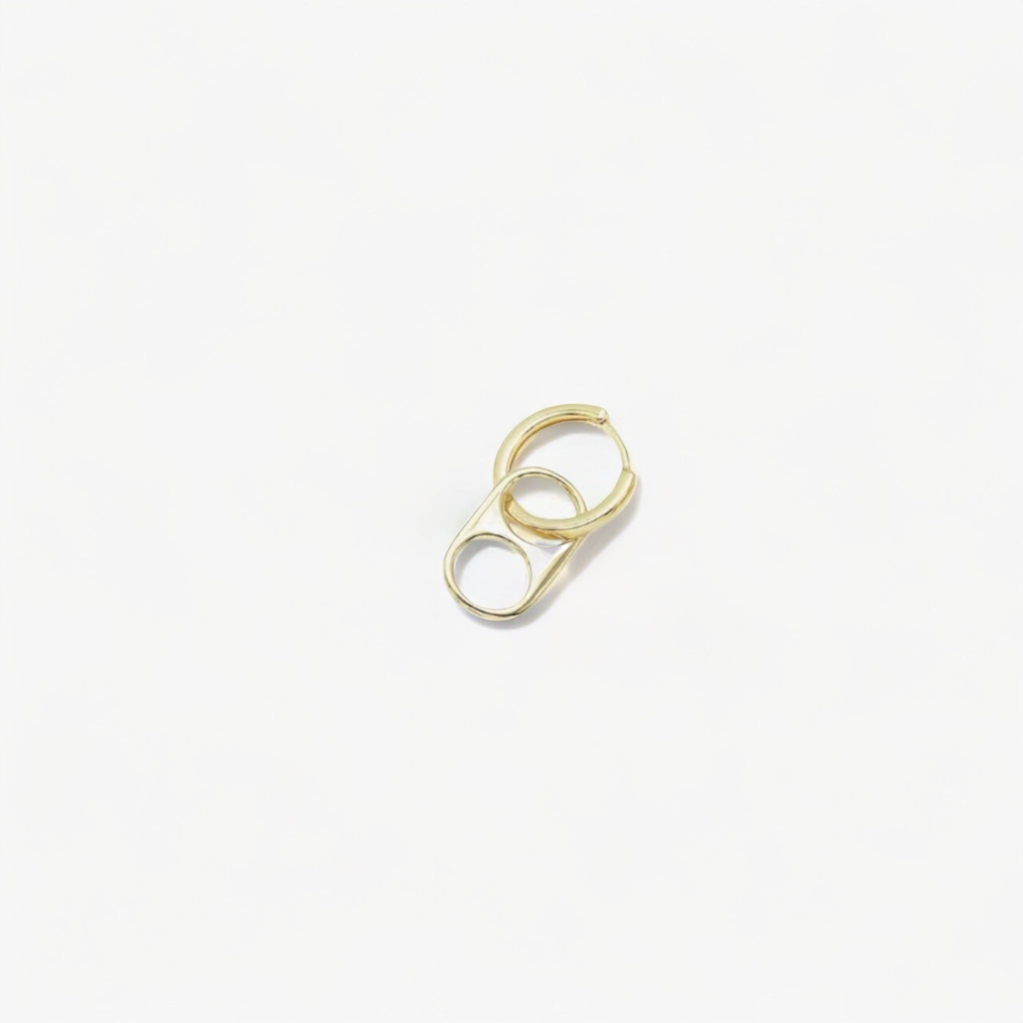 Mono-boucle SODA CLUB Luxlab Collection en laiton doré or fin 18K avec charm capsule amovible.