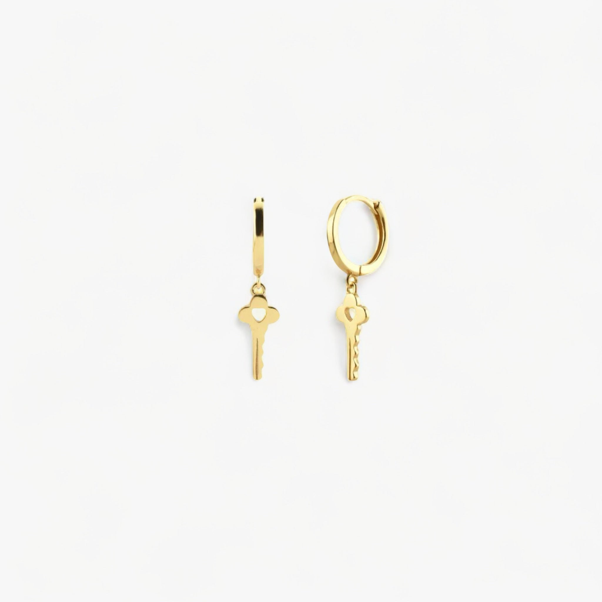 Paire de boucles d'oreilles UNLOCK Gold Luxlab Collection en argent plaqué or avec charm clé.