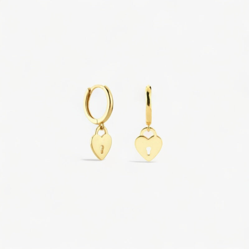 Paire de boucles d'oreilles créoles LOCK Gold Luxlab Collection en argent plaqué or avec charm cœur-cadenas.
