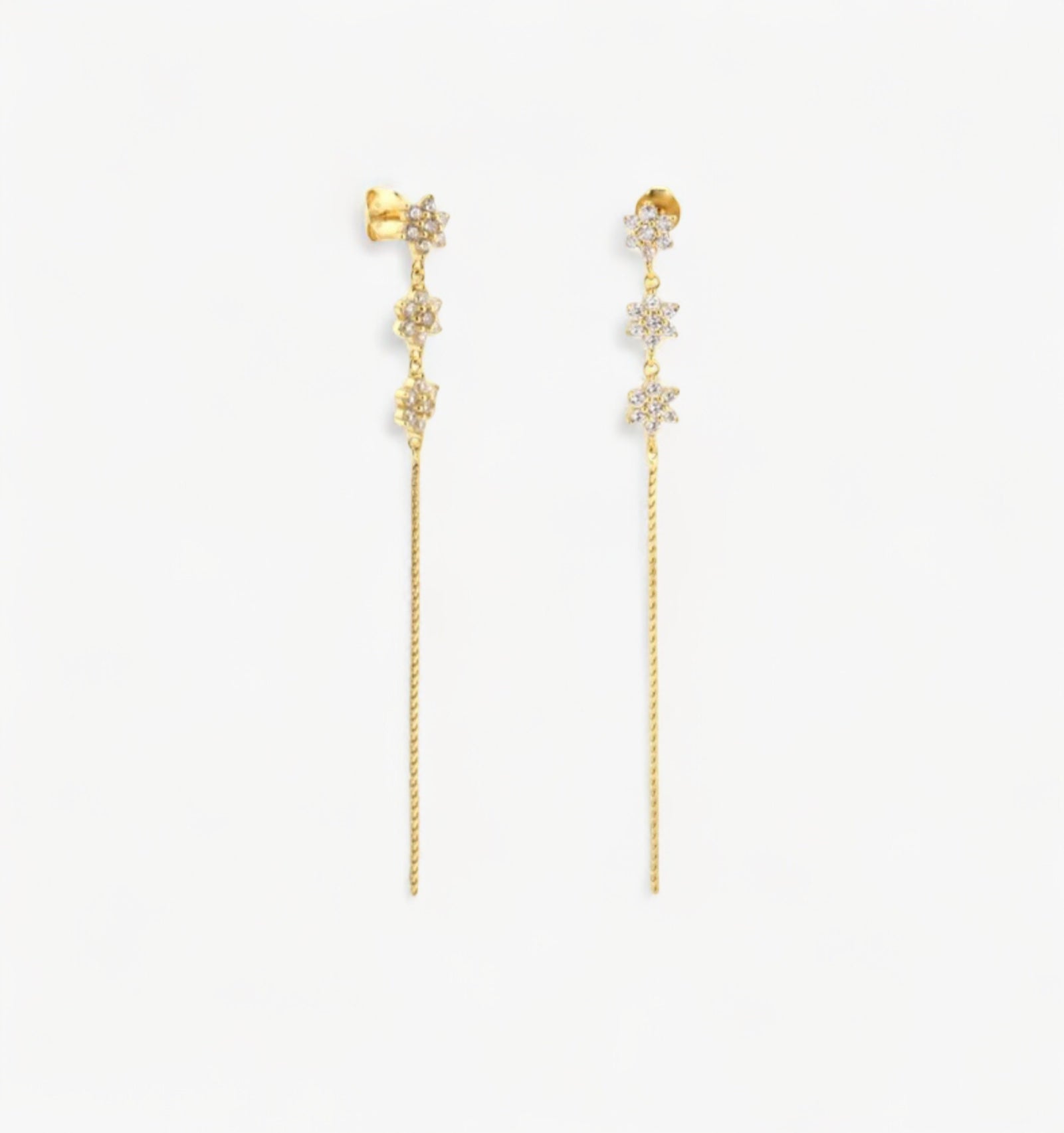 Paire de boucles d'oreilles pendantes STARLET Luxlab Collection en argent plaqué or avec trois étoiles.