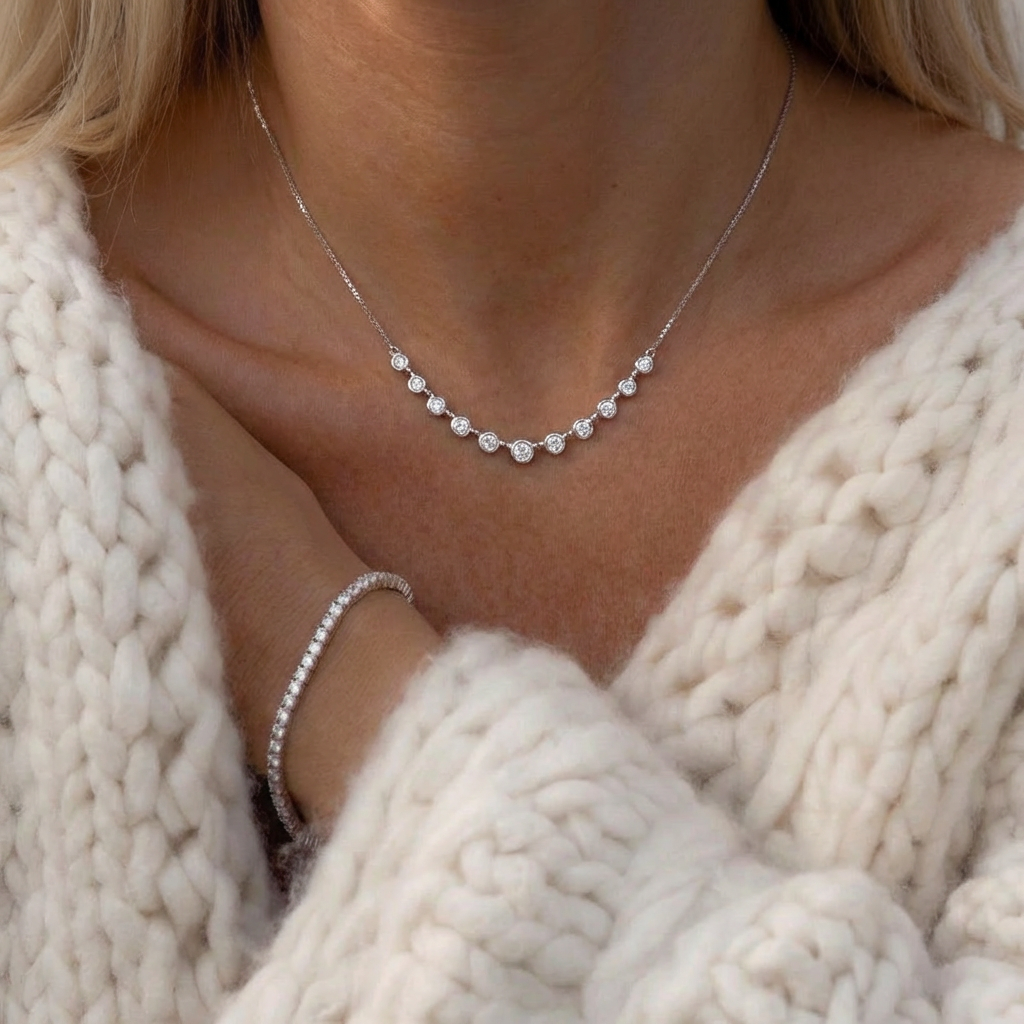 Romance necklace in tarnish-free rhodium plated 925 silver — fine chain, 40+5cm adjustable, water-resistant, hypoallergenic, 1-year warranty. Minimalist elevated.
