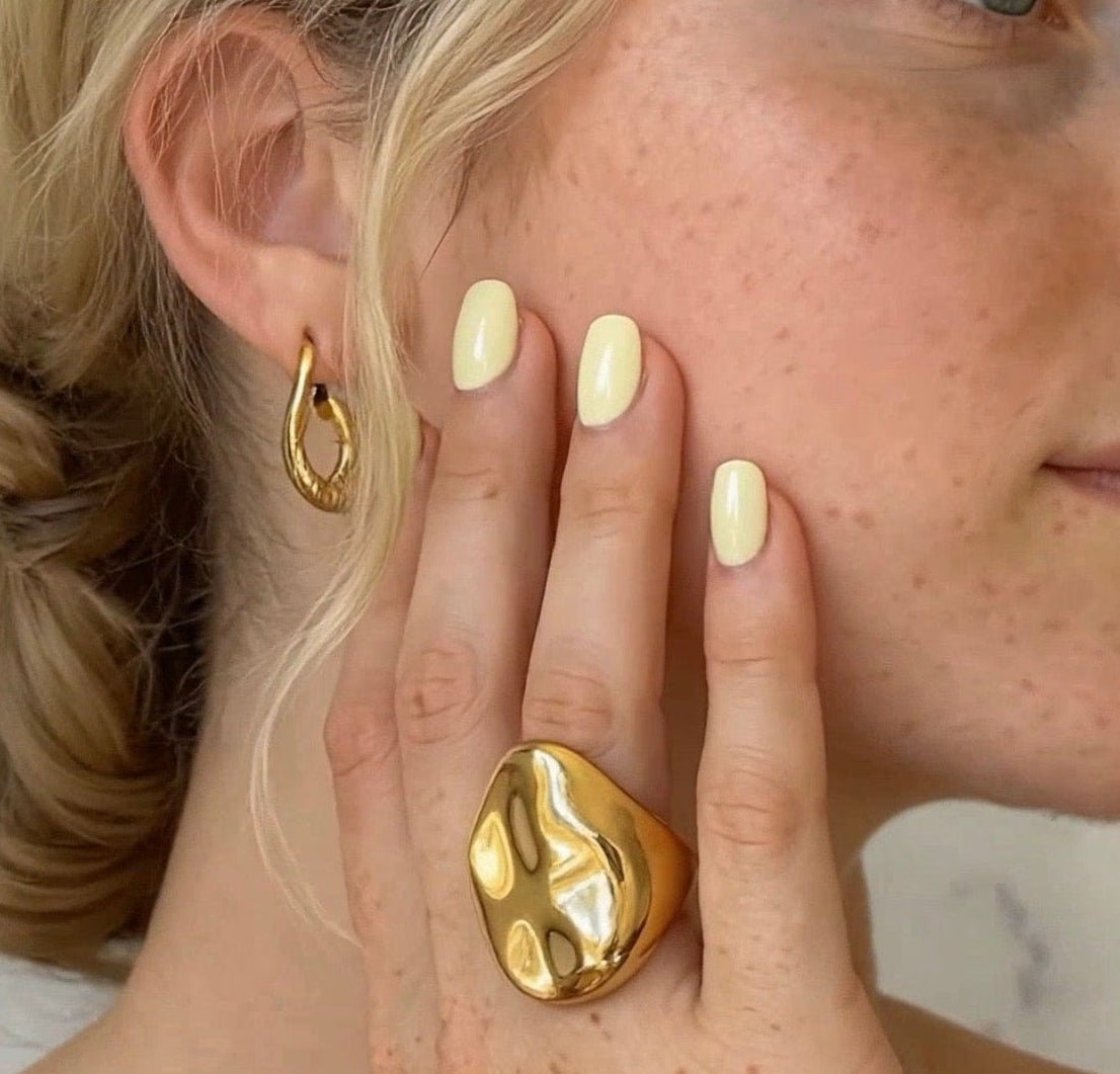 Bague Aria — sculpturale organique en acier inoxydable PVD or 18k. 15g, finition haute brillance, waterproof, hypoallergénique. Statement assumé et incontournable. vue portée 