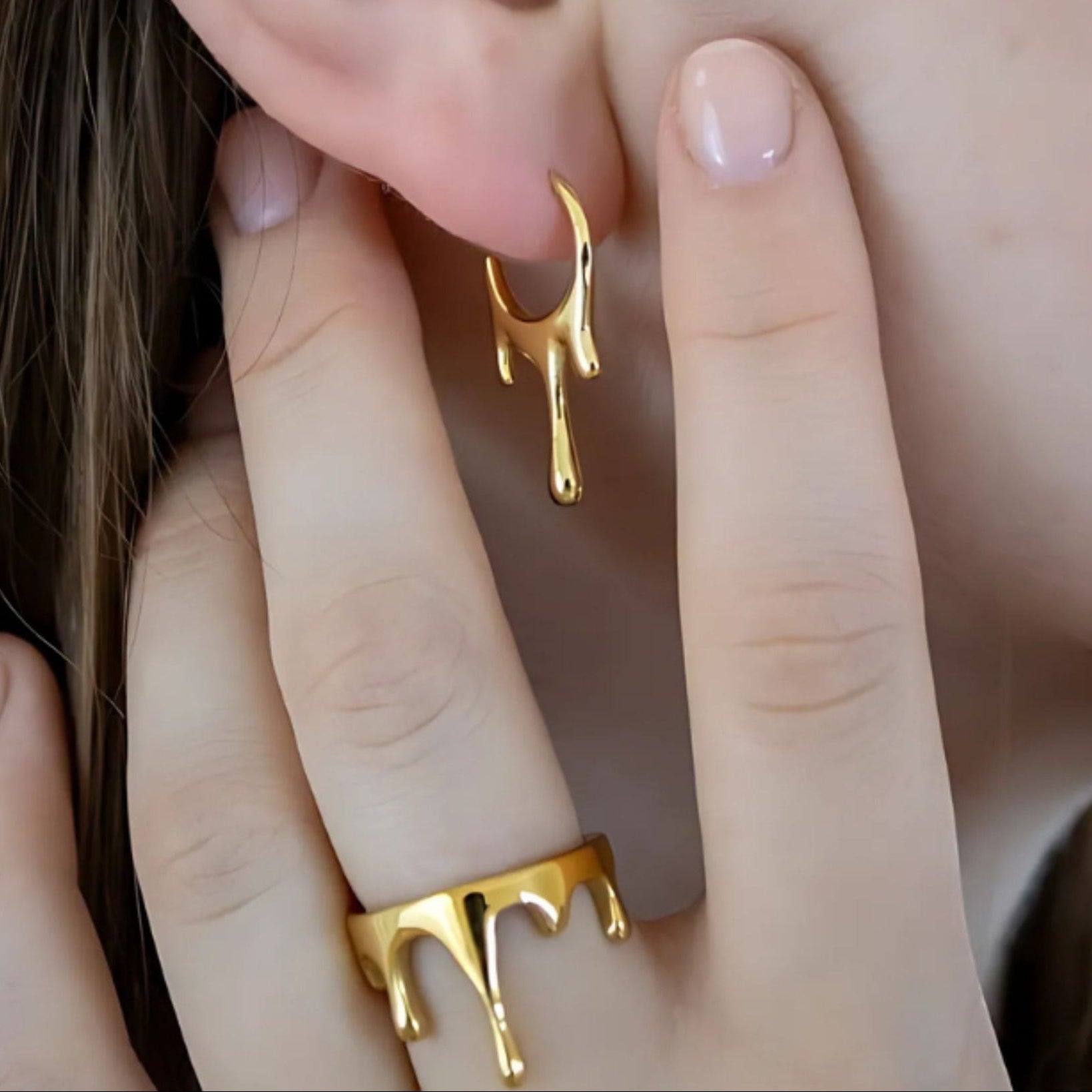 bague drip portee sur main femme acier inoxydable pvd or 18k luxlab collection