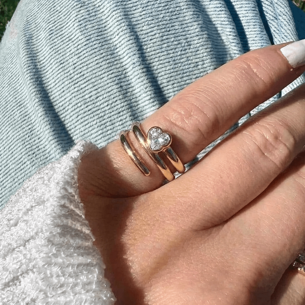 Bague Jaelle vue portée en pinky ring✦ Acier inoxydable 316L plaqué PVD or 18k
 Zircon taille cœur serti Waterproof & hypoallergénique Résistante au quotidien
