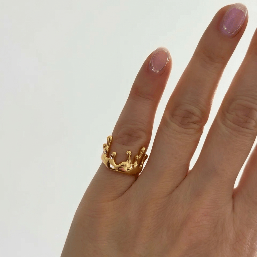 Bague Sienna Gold — design or fondu sculptural en argent 925 plaqué or 18k. Finition miroir, ajustable, waterproof, hypoallergénique. Éditorial et unique. vue portée en chevalière 