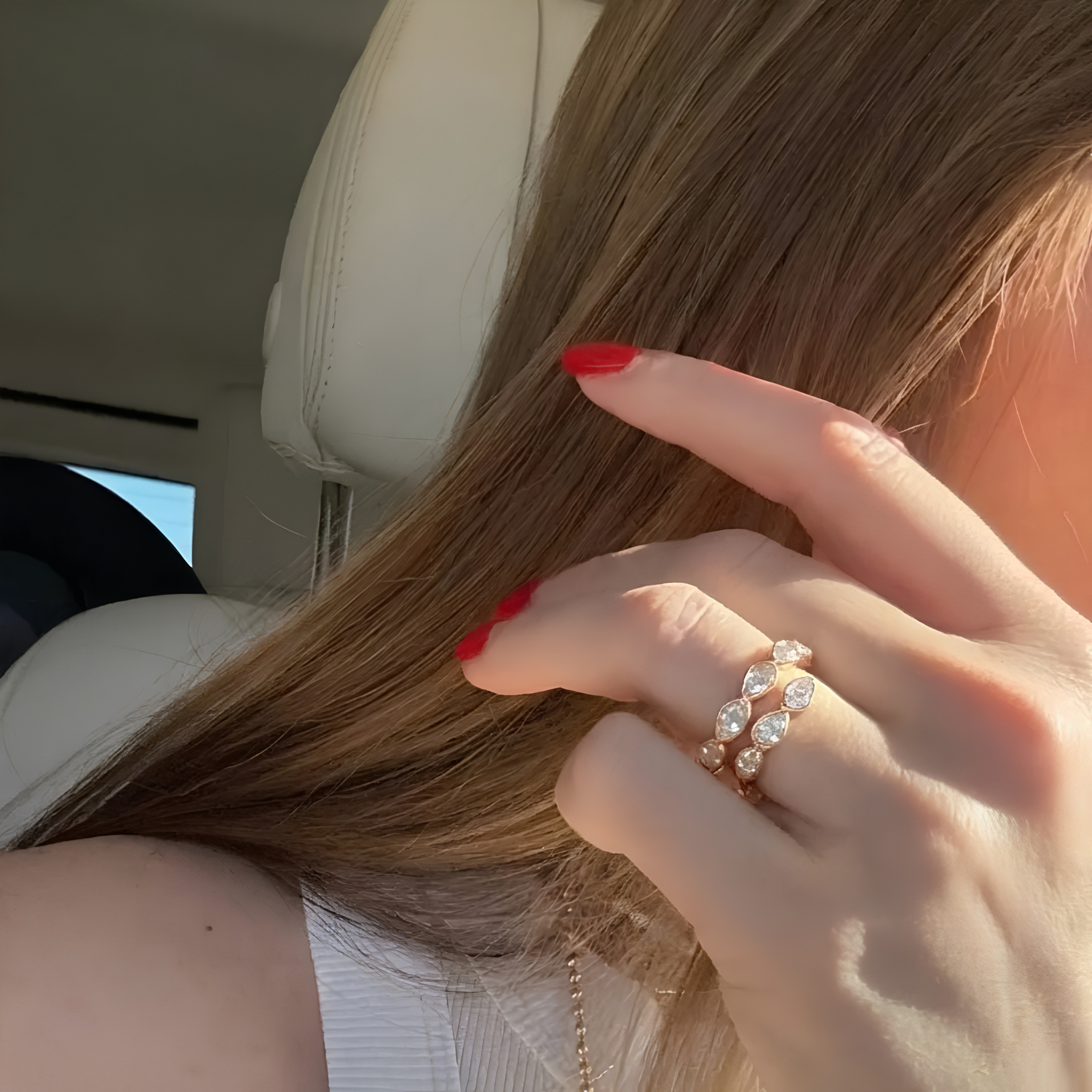 Bague Maud Gold — spirale fine zircons cubiques en argent 925 plaqué or 18k. Ajustable, waterproof, hypoallergénique. L'illusion du stacking parfait en une pièce