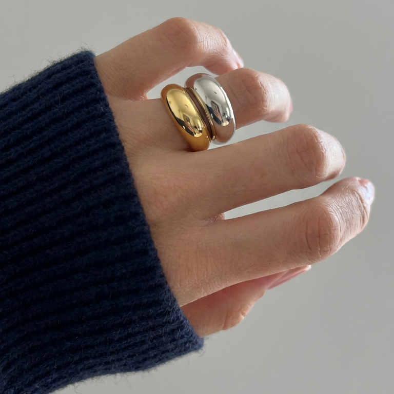 Bague Allure Silver — bombée poli miroir en argent 925 rhodié. 6,5-9mm, 5,3g, ajustable, résistante à l'eau, hypoallergénique. Minimalisme statement.portée en superposition avec la version allure gold en argent 925 plaqué or 18K