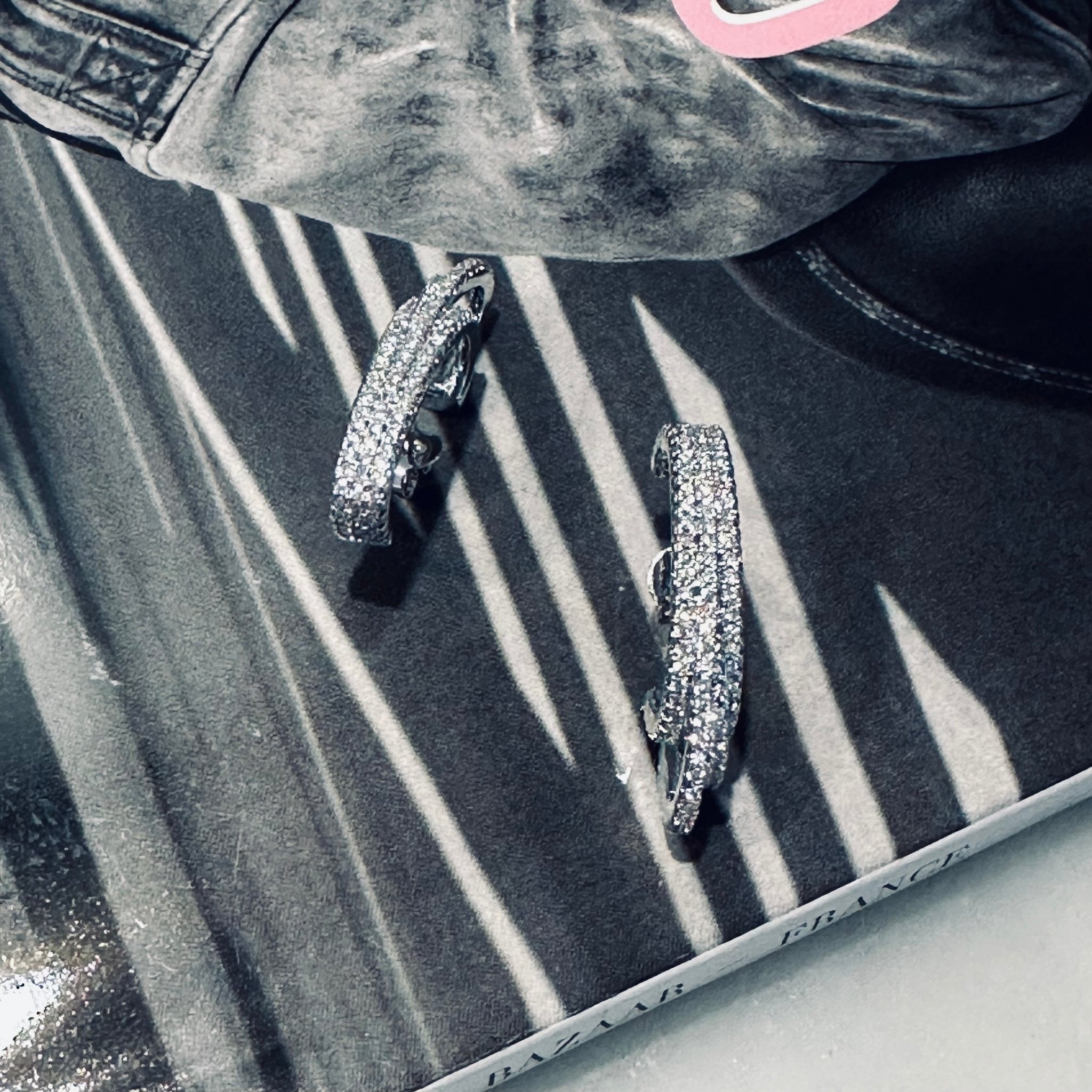 Boucles d’oreilles pavées effet diamant Luxlab Collection vue lifestyle