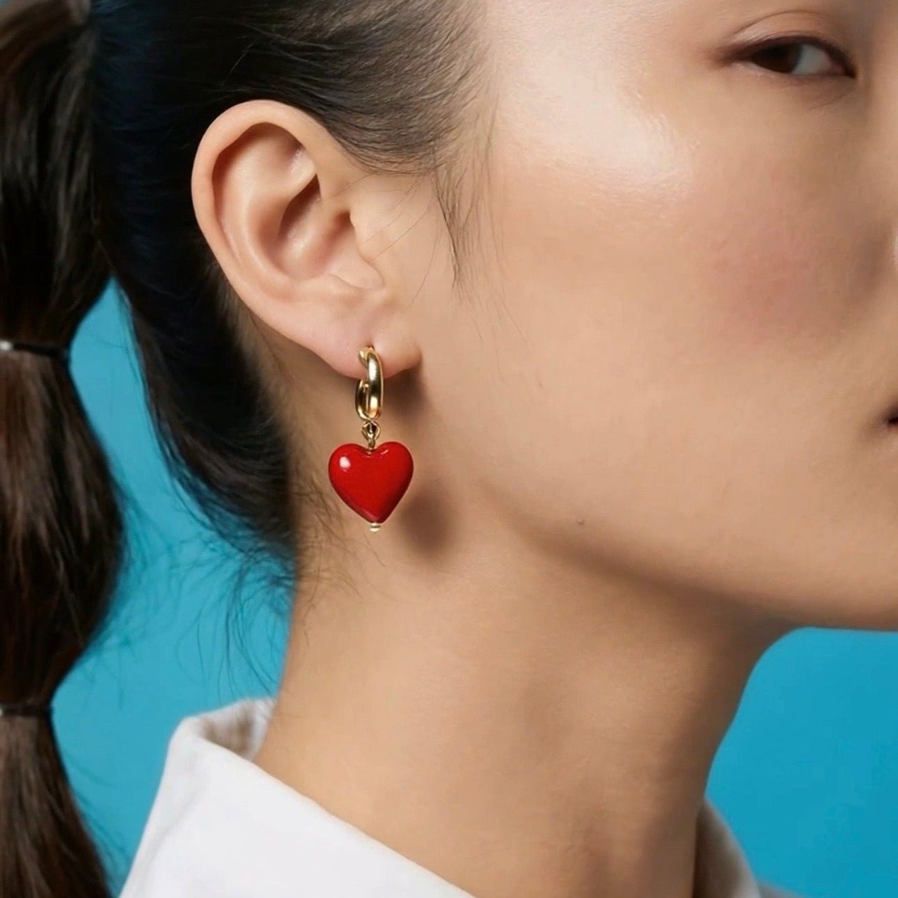 Boucles d’oreilles cœur rouge JUMBO RED HEART – Créoles acier PVD or 18K waterproof  avec charm coeur amovible vue portée 