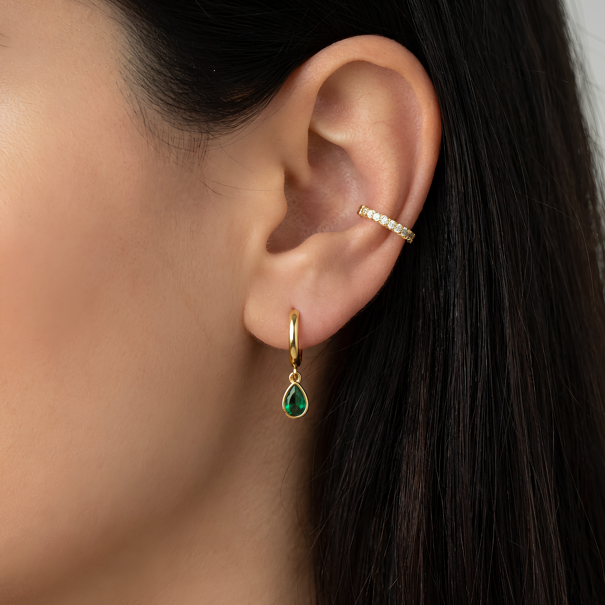 Boucles Palma — zircons verts taille goutte en argent 925 plaqué or 18k. 20mm, hypoallergéniques, résistantes à l'eau. Édition limitée. Haute joaillerie accessible. vue portée 