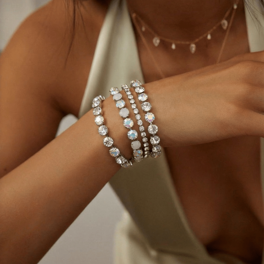 Bracelet Coco Luxe — cristaux blancs AB iridescents sur acier inoxydable argenté. Fermoir ajustable, waterproof, hypoallergénique. Effet luxueux à 24,90€. vue porté sur poignet feminin
