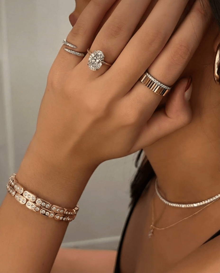 Bracelet Electra waterproof et hypoallergénique, ajustable au porté  par une femme avec d'autres bijoux 