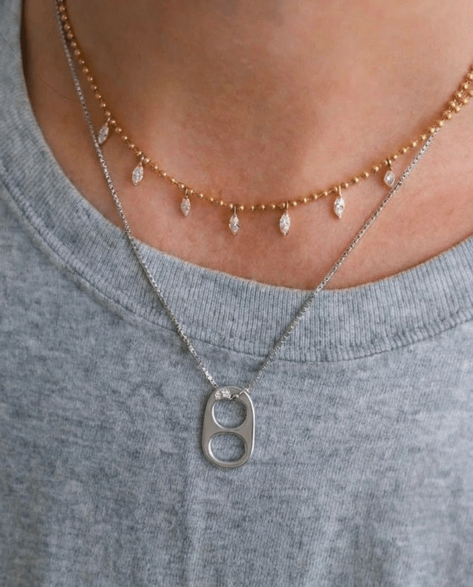 Collier Baddie Spark Silver — pendentif capsule canette en laiton argenté & zircon. 40+5cm, fermoir mousqueton. Pop-culture assumée. Non waterproof. vue porté 