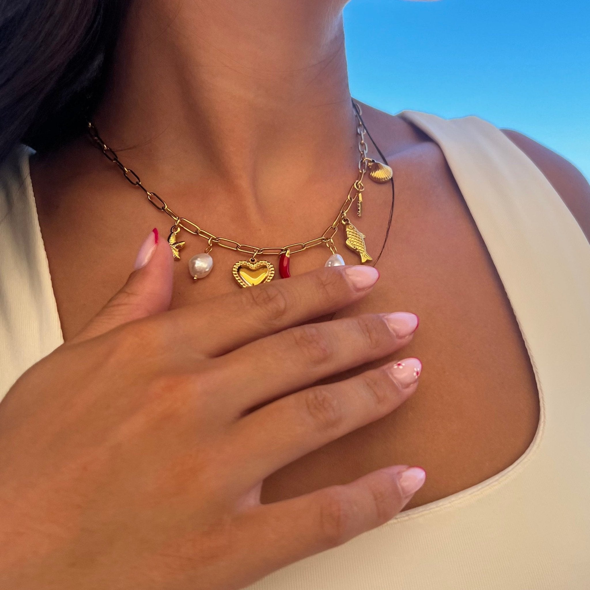 detail collier charm fever charms perles coeur coquillage acier pvd or 18k luxlab collection