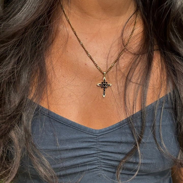 Collier croix "Midnight Icon" – Acier inoxydable 316L doré & zircons noirs - Luxlab Collection