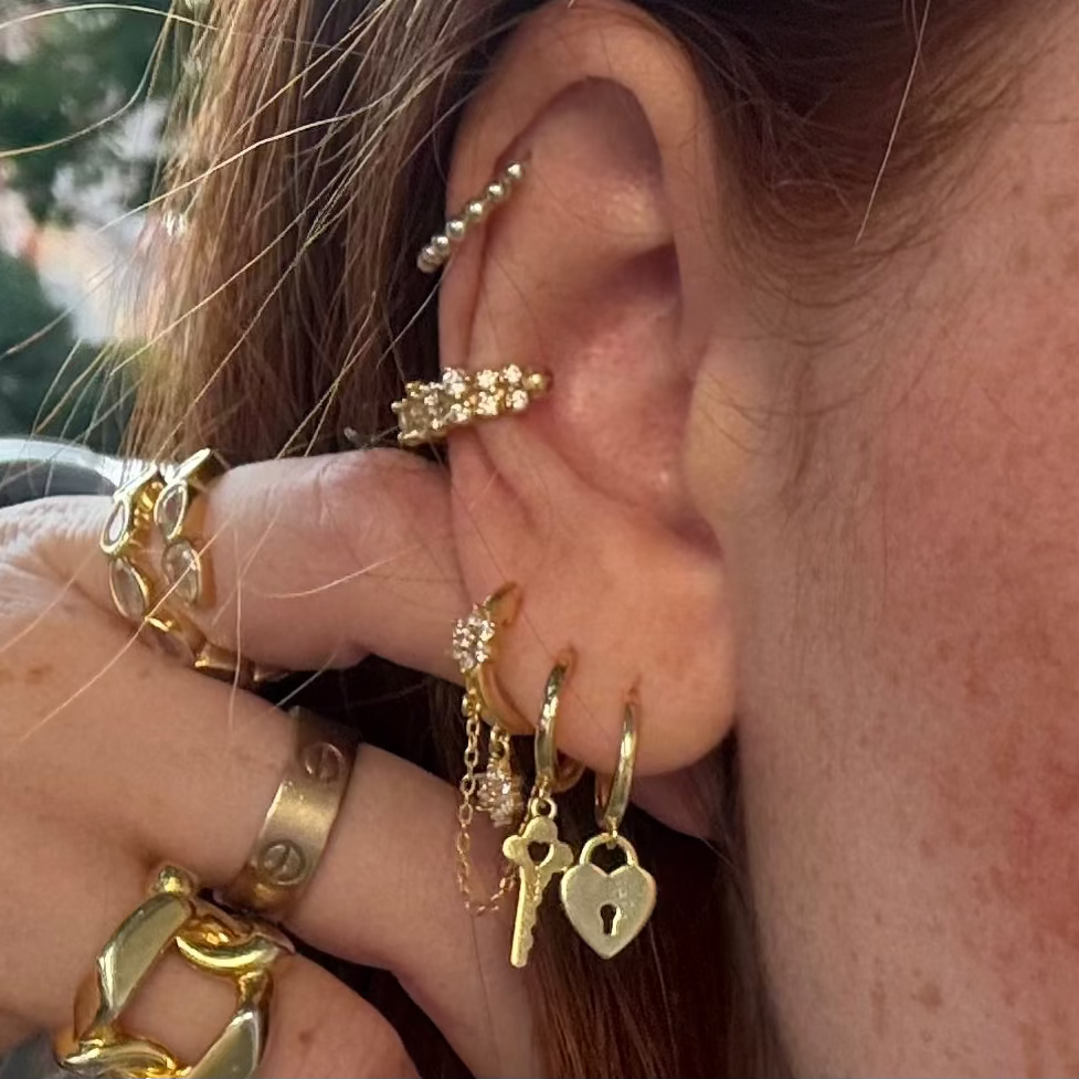 composition_de_bijoux_Luxlab_Collection_en_argent_925_plaqu_or__et_zircons_earcuff after party, mono boucles Iris, bouces d'oreilles Lock et Unlock, bague Maud, Bague Claudy 