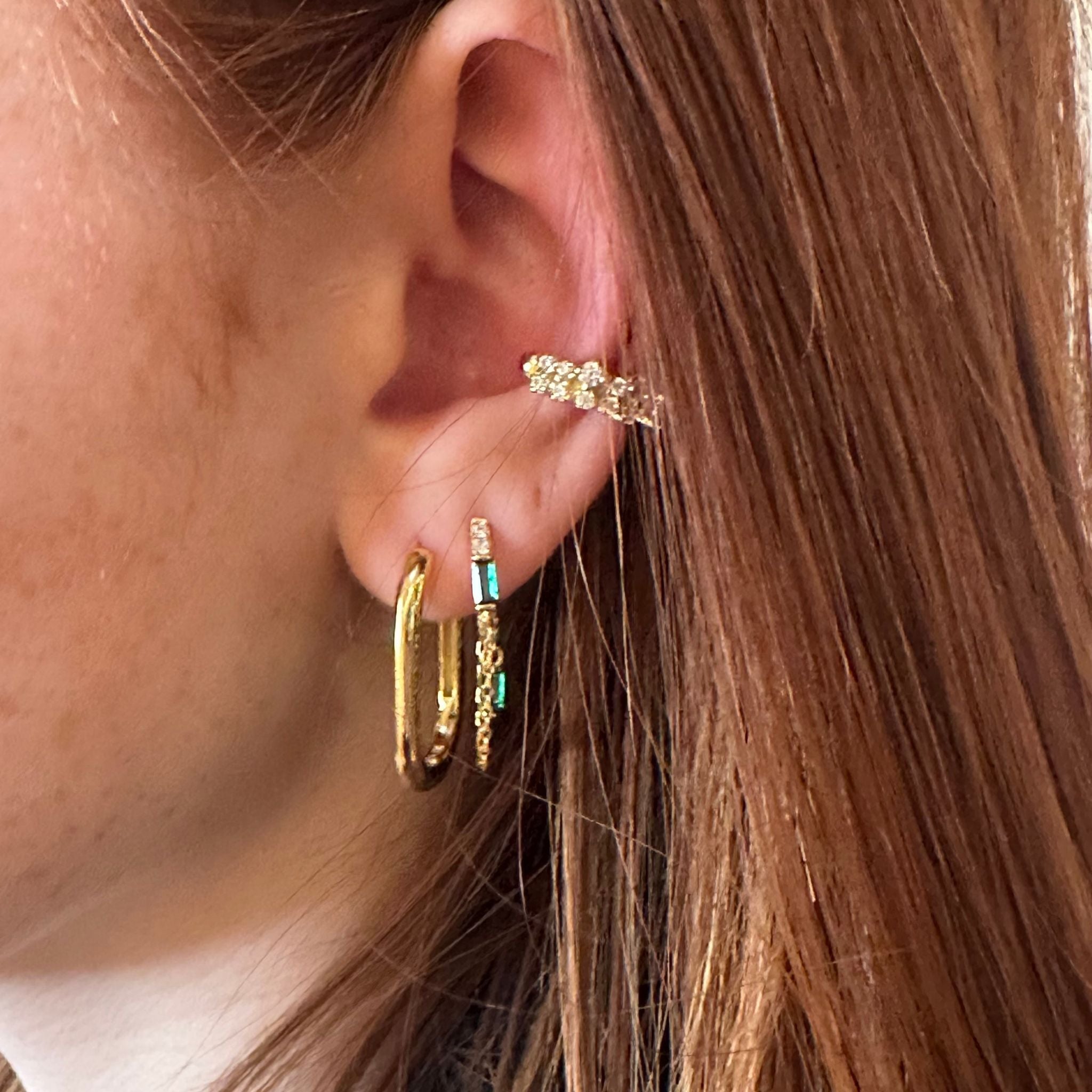 Vue portée des bijoux en argent 925 plaqué or  et zircons  de Luxlab Collection : Earcuff AFTER PARTY, Mono boucle VENUS et boucles d'oreilles HAILEY GOLD