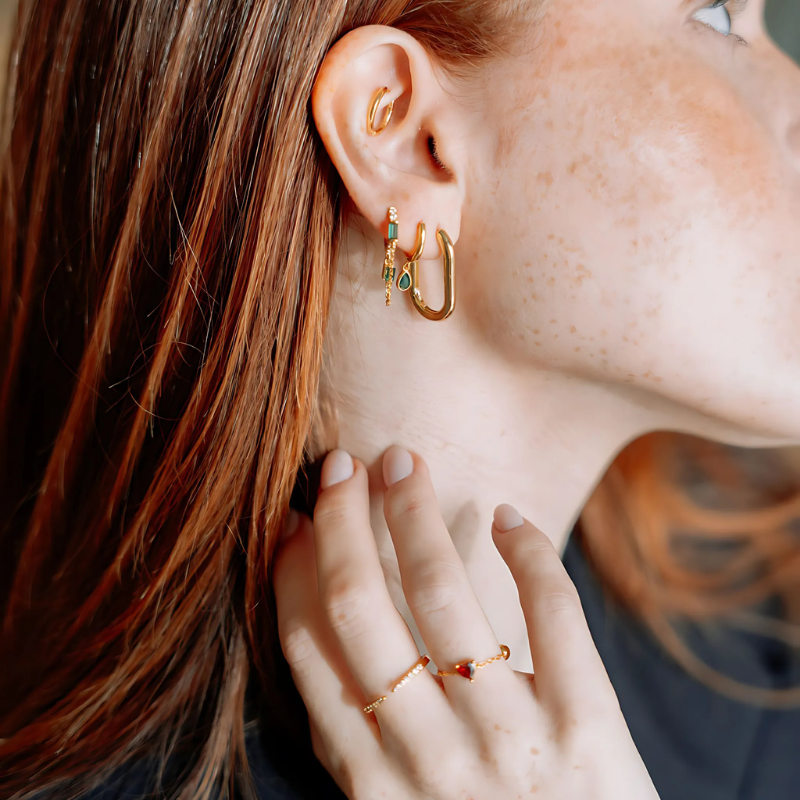 créoles   Hailey gold  de Luxlab Collection argent 925 plaqué or 18K 3 microns vue portée avec une boucle PALMA et une mono boucle VENUS 