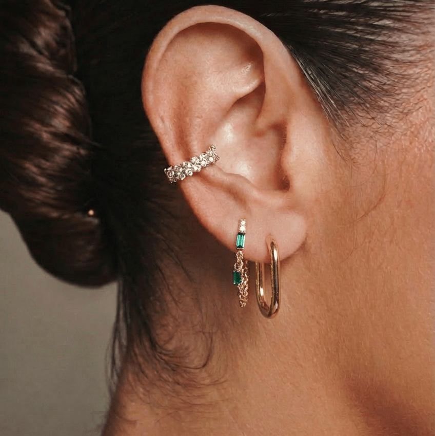 Ear Cuff After Party Gold — argent 925 plaqué or 18k & zircons cubiques en griffes. Sans perçage, hypoallergénique, résistant à l'eau. Éclat joaillerie doré.
