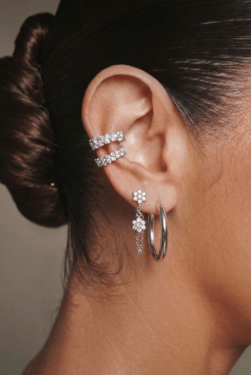 Ear Cuff After Party Silver — argent 925 rhodié & zircons grade 5A, sans perçage. Hypoallergénique, résistant à l'eau. Éclat diamanté du jour à la nuit. vue portée avec d'autres bijoux silver luxlab collection