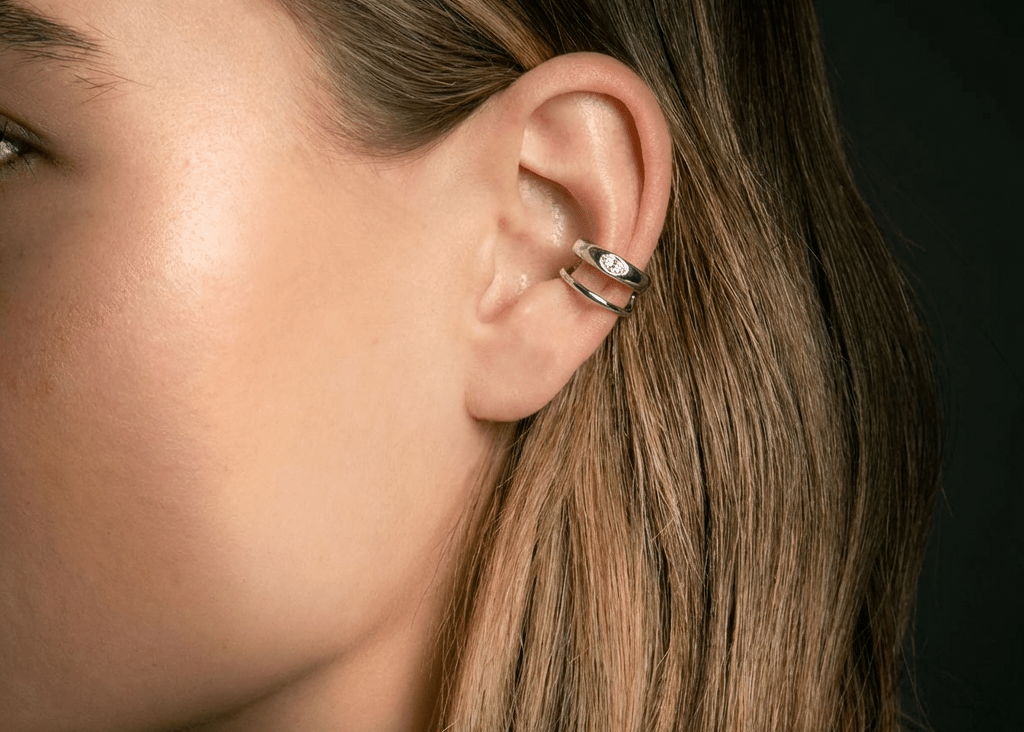 Ear Cuff Muse Silver — double anneau argent 925 rhodié & zircone goutte. Sans perçage, hypoallergénique, résistant à l'eau. Double piercing sans contrainte. vue portée 