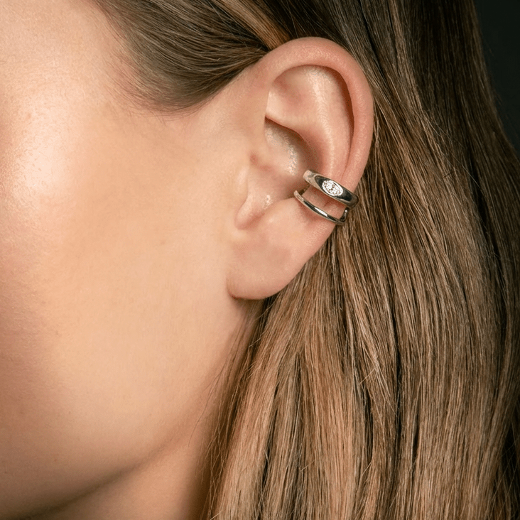 Ear Cuff Muse Silver — double anneau argent 925 rhodié & zircone goutte. Sans perçage, hypoallergénique, résistant à l'eau. Double piercing sans contrainte. vue portée 