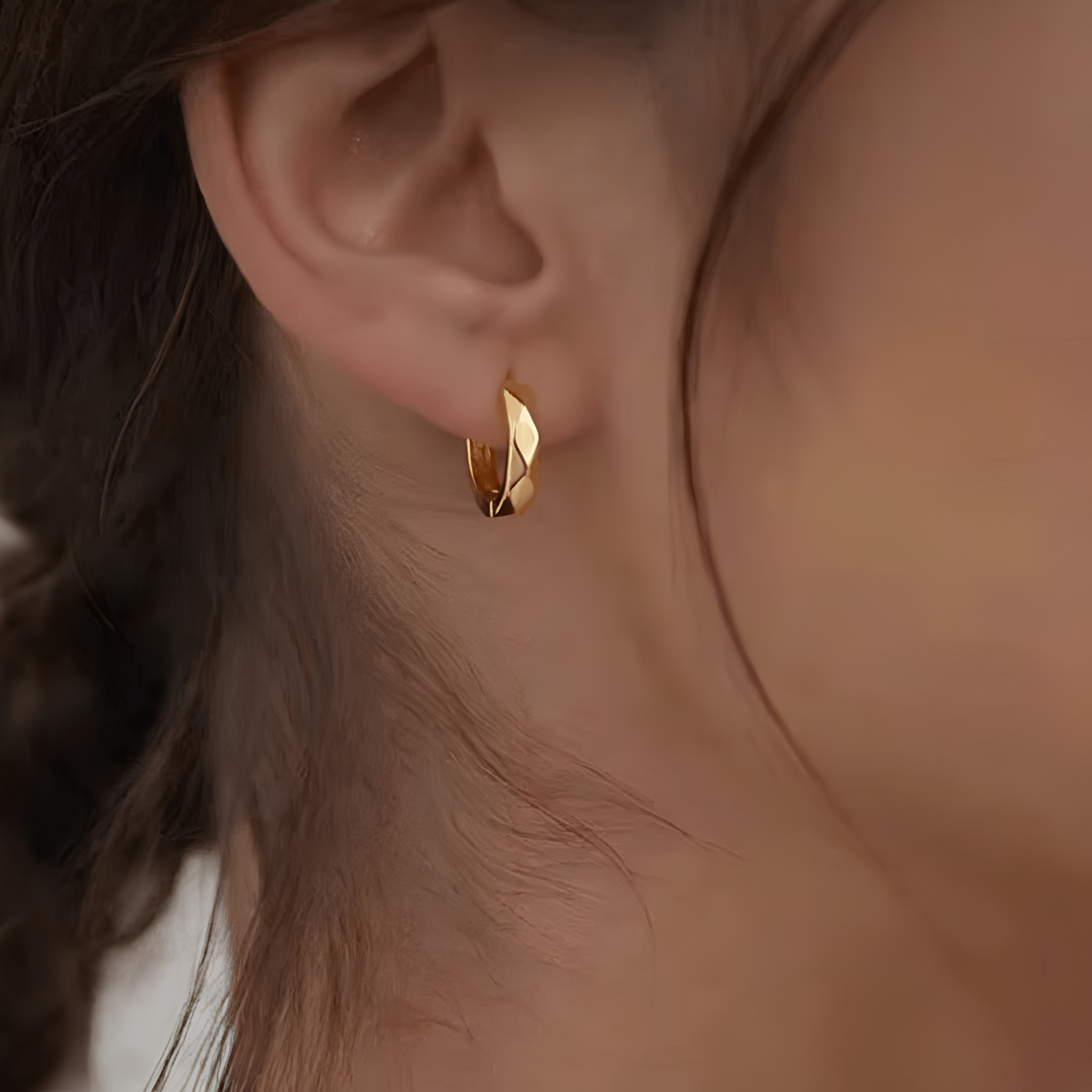 Mini créoles Icon en argent 925 plaqué or 18k design facetté unique, diamètre 8,4mm, hypoallergéniques, résistantes à l'eau. La créole signature LuxLab.
