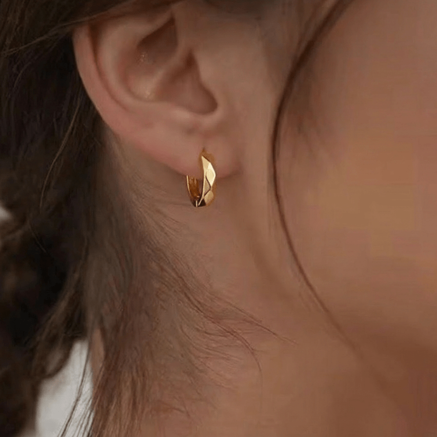 Mini créoles Icon en argent 925 plaqué or 18k — design facetté unique, diamètre 8,4mm, hypoallergéniques, résistantes à l'eau. La créole signature LuxLab.
