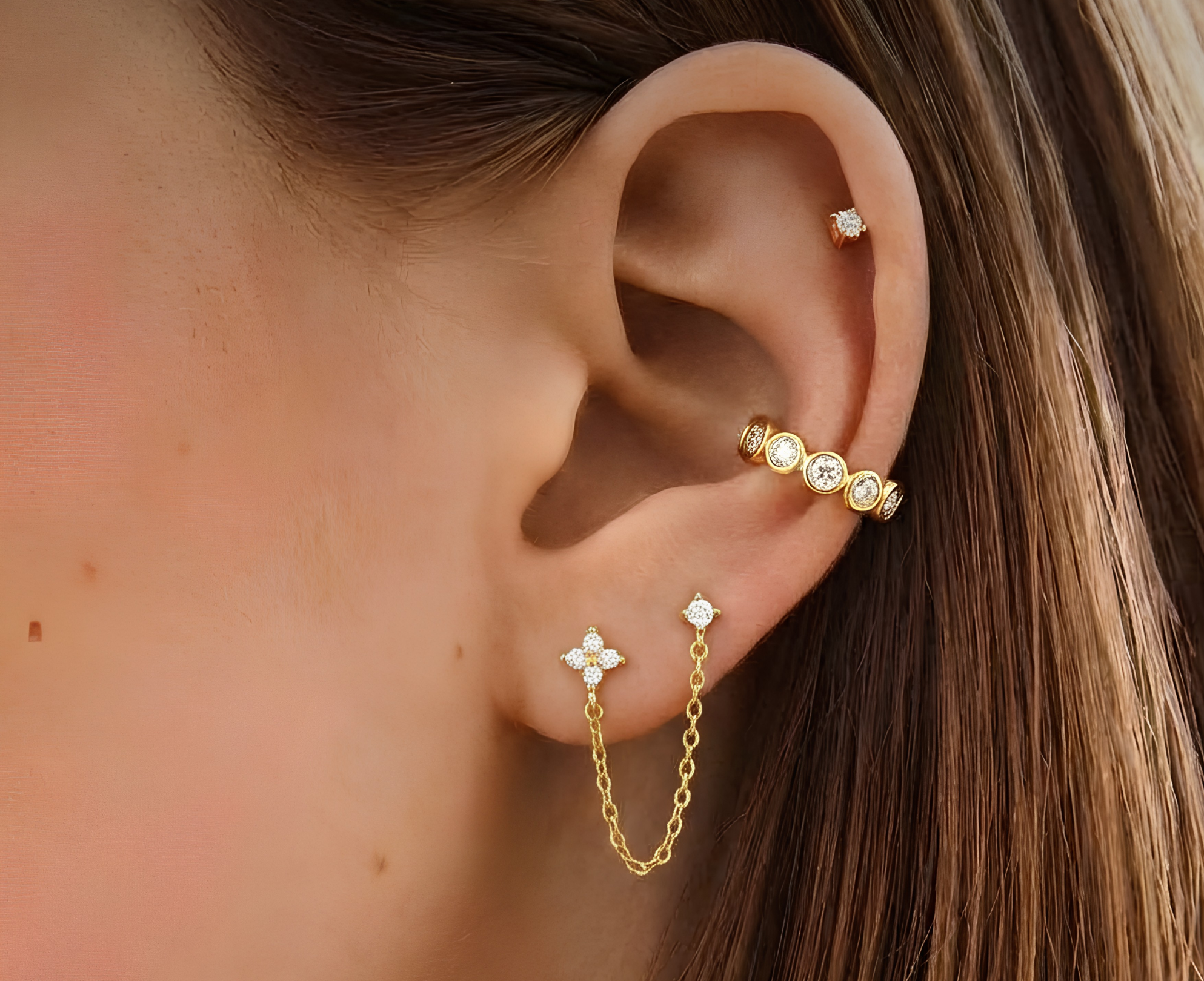 Mono-boucle Nova Gold en argent 925 plaqué or 18k avec chaîne 36 mm et zircons. Double piercing. Bijou moderne, léger, hypoallergénique. vue portée . Lixlab Collection
