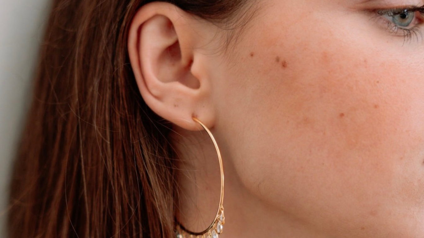 boucles d'oreilles de Luxlab Collection en argent plaqué or  Ines gold portée