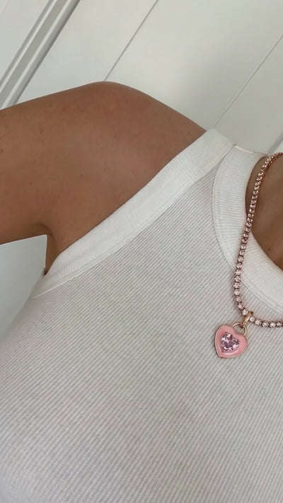 Video d'une femme portant le collier Candy heart Pink . Collier tennis, pendentid coeur en email et zircon. acier inoxydable waterproof 