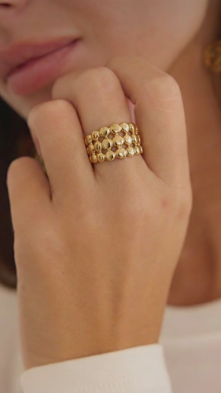 Vidéo de la Bague Triple Shot — effet stacking intégré 3 rangées perles dorées en acier PVD or 18k. 3,77g, ajustable, waterproof, hypoallergénique. 