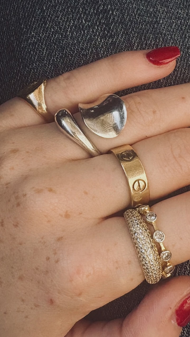 Vidéo de la bague halo portée à l'index avec la bague Nina de manière empilée